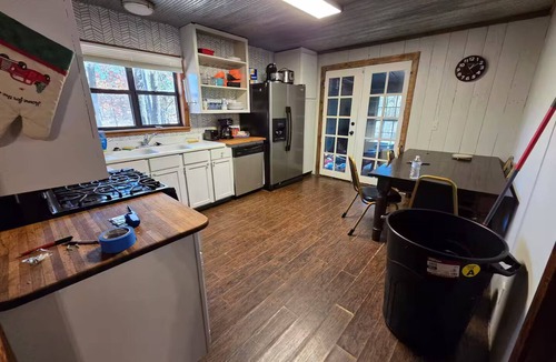Athens Cabin | Remote 1 Bedroom Cabin with High Speed Internet and Amenities