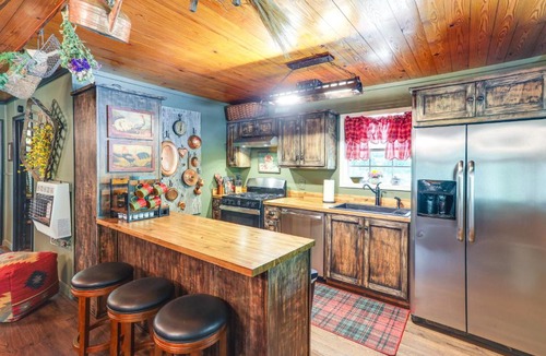 Scobey House | Renovated Cabin on 15 Forested Acres in Tillatoba!