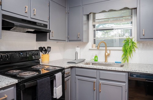 Siluria House | Renovated Family Home, Fenced Yard- 2King Beds-bunk room