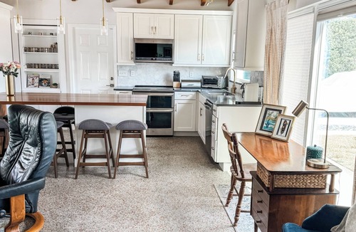 Audubon Park House | Renovated Mid-Century Modern 3 bedroom Home with Fenced In Backyard in Orlando