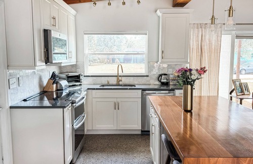 Audubon Park House | Renovated Mid-Century Modern 3 bedroom Home with Fenced In Backyard in Orlando