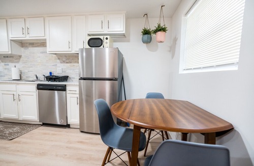 Five Points House | Renovated Riverside Studio Retreat - Sleeps 8 ppl