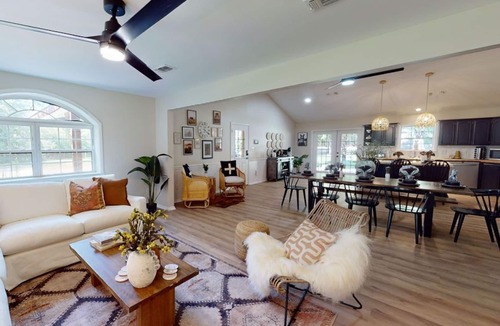Broken Bow Cabin | Resort Slps34/MainHouse/Pool/6Airstreams/9BD/9BTH|Pickleball Court