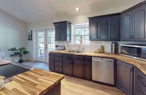 Broken Bow Cabin | Resort Slps34/MainHouse/Pool/6Airstreams/9BD/9BTH|Pickleball Court