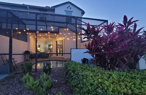 Davenport House | Retreat 5 Bed Townhome screened Private Pool