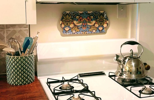 Pineville House | Retro 3BR Cottage, Fast WiFi, Near Hospitals & Sports Complexes