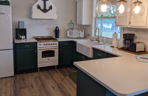 Jacksons' Gap Cabin | Retro Lakeside Retreat - tranquil and welcoming
