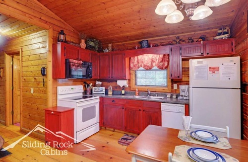 Ellijay Cabin | River's Reach! rustic, hot tub, king bd, fenced yard-pet friendly. ADULT ONLY