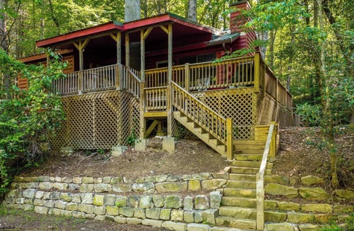 Ellijay Cabin | River's Reach! rustic, hot tub, king bd, fenced yard-pet friendly. ADULT ONLY