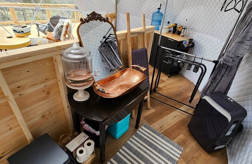 Cotter Cabin | RIVER VIEW Cliff Dome Glamping @ White River, minutes to fishing, hikes!