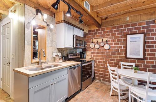 Fairhope Cabin | Riverfront Angler's Cabin in Fairhope w/Deck!
