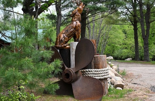 Paris Cabin | Riverfront Bear Cabin
