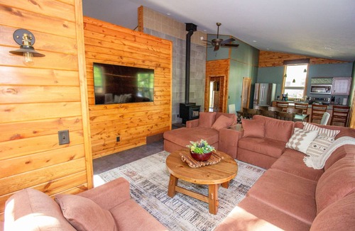 Paris Cabin | Riverfront Blufftop Escape | Hot Tub, Deck, Fireplace, Kayaks, Tubes & Firepit