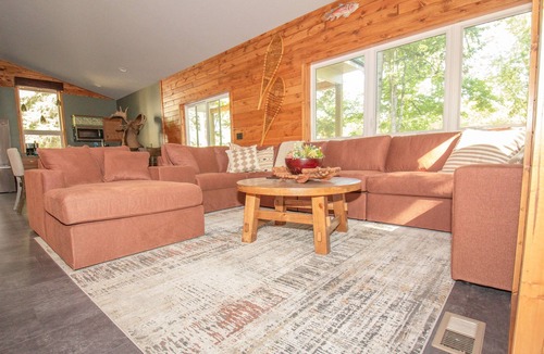 Paris Cabin | Riverfront Blufftop Escape | Hot Tub, Deck, Fireplace, Kayaks, Tubes & Firepit