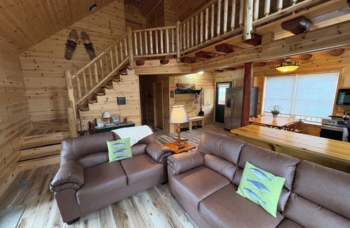 Luzerne Cabin | Riverfront Cabin : The Cozy Brown Trout Lodge