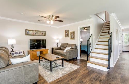 Saint Amant House | Riverfront Family Retreat w/Yard in Saint Amant