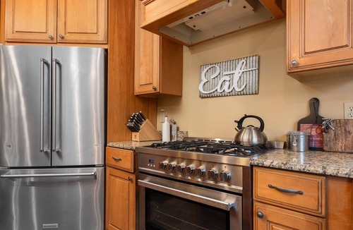 Bellaire Cabin | [Riverfront Lodge] ~ Downtown Bellaire ~ Private Dock Available ~ Walk to town!