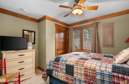 Bellaire Cabin | [Riverfront Lodge] ~ Downtown Bellaire ~ Private Dock Available ~ Walk to town!