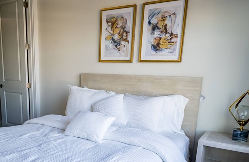 Hitch Village - Fred Wessels Homes House | Riverfront Retreats, Downtown