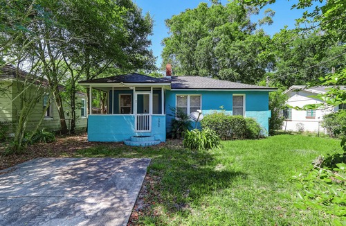 Murray Hill House | Riverside Bungalow- Quiet neighborhood with off street parking