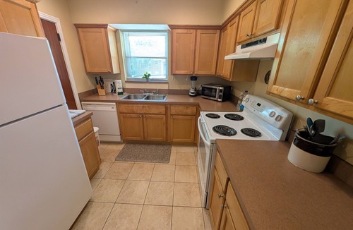 Riverside Apartment | Riverside Retreat 2BR w/Big Screen Projector