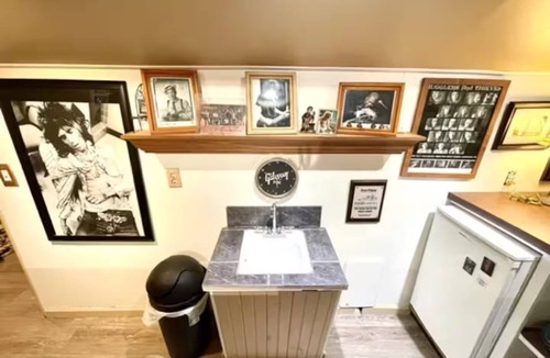 South Lyon Apartment | RockN'Roll Retreat Private Guest Suite @Pickleball quiet rural setting on 5 acre