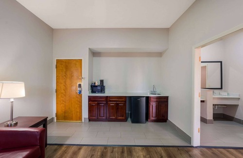 Brandon Hotel | Rodeway Inn Brandon - Jackson East