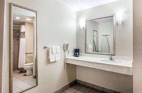 LaGrange Hotel | Rodeway Inn La Grange East