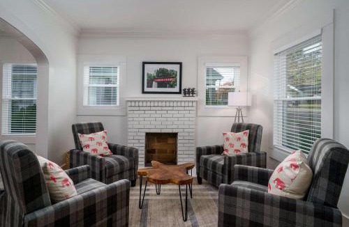 Northport House | Roll Tide Bungalow-3 miles to UA- 5 TVs- Game Room