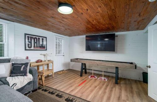 Northport House | Roll Tide Bungalow-3 miles to UA- 5 TVs- Game Room