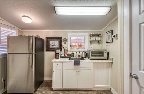 Vilano Beach Cabin | Romantic Cabin in Quiet Wooded Lot-Walk to peaceful Beach & Tennis park, Screened Porch, Deck, Grill