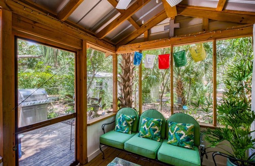 Vilano Beach Cabin | Romantic Cabin in Quiet Wooded Lot-Walk to peaceful Beach & Tennis park, Screened Porch, Deck, Grill