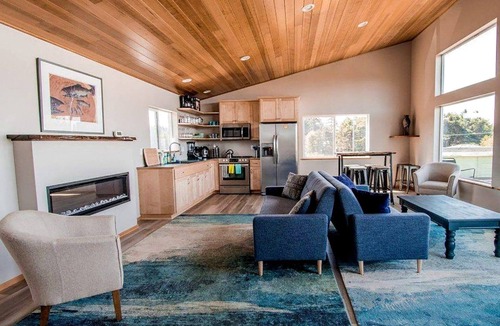 Waldport Cabin | Romantic Tiny House Getaway with a Communal Lodge near Waldport, Oregon