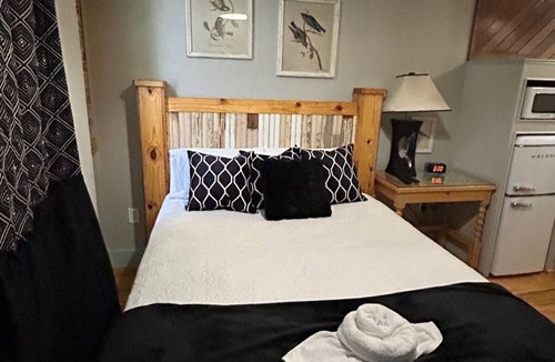 Carthage Hotel | Room 3 (sleeps 2) at Chipley's Squareview Inn