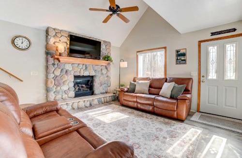 Higgins Lake House | Roscommon Retreat w/Deck ~ 1 Mile to Higgins Lake