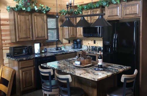 Broken Bow Cabin | Rowdy Beaver Cabin~Fishing~Pool Table~Horseshoes~XBox~Hot Tub~Gas Grill~Fire pit