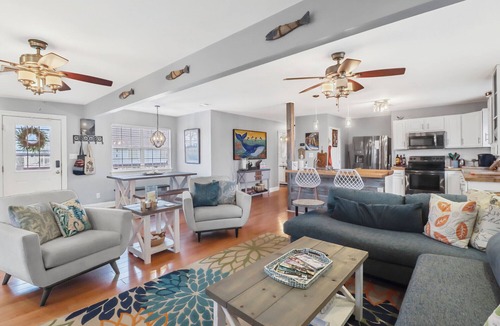 Shoreline Park House | Rustic Cajun Paradise Camp House with Waterfront 125ft dock!