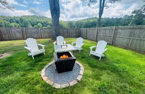 Groveoak House | Rustic Chic Alabama Cabin w Loft Fire Pit Pet Friendly Fenced Yard Lake Guntersville - Lucky Lodge