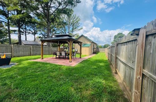 Groveoak House | Rustic Chic Alabama Cabin w Loft Fire Pit Pet Friendly Fenced Yard Lake Guntersville - Lucky Lodge