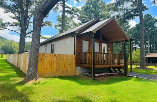 Groveoak House | Rustic Chic Alabama Cabin w Loft Fire Pit Pet Friendly Fenced Yard Lake Guntersville - Coco Chateau