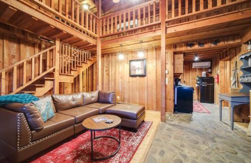 Maggie Valley House | Rustic Maggie Valley Cabin w/Mountain Views!