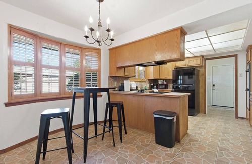 Broadmoor House | Rustic Retreat 5‑BR Home w/Backyard Oasis + Fire Pit