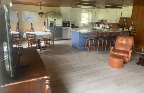 Donalsonville House | Rustic Retreat on Paradise