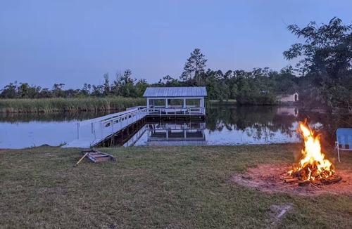Donalsonville House | Rustic Retreat on Paradise