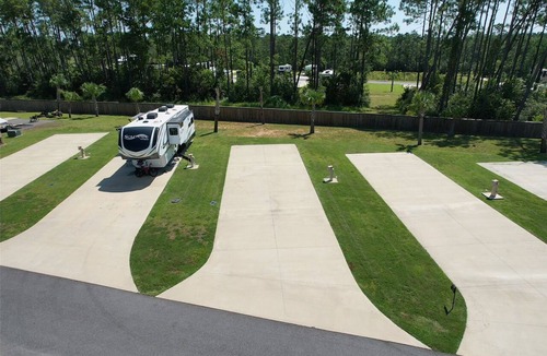 Oak RV Rental | RV Lot at Whispering Pines RV Resort - 5 Miles to the Beach!