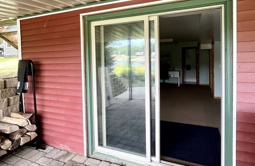 Gladwin Cottage | Sandy Beach Chalet with Fire-pit on the Lake