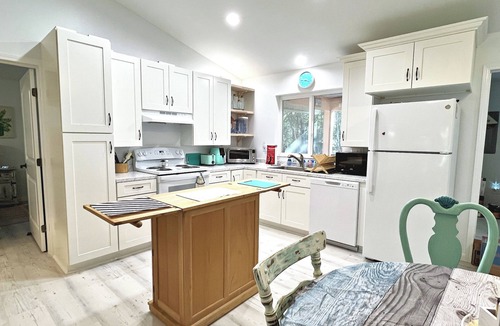 Melrose House | Sandy Toes Bungalow-Charming Lake Bungalow for a Family Summer Getaways