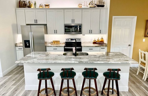 Sanford House | Sanford's Seahaven: fully fenced yard, outdoor dining, close to downtown!