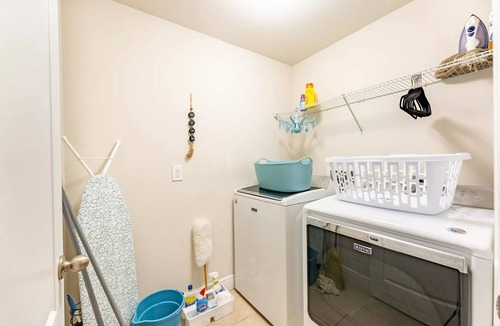 Plymouth House | Sapphire Island/King bed “Rock Springs/Wekiva”