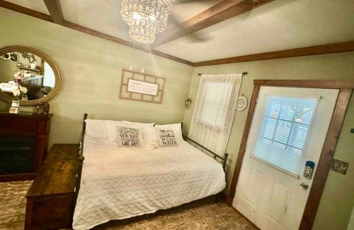 Independence House | Sardis Lake - Tiny Studio Cabin